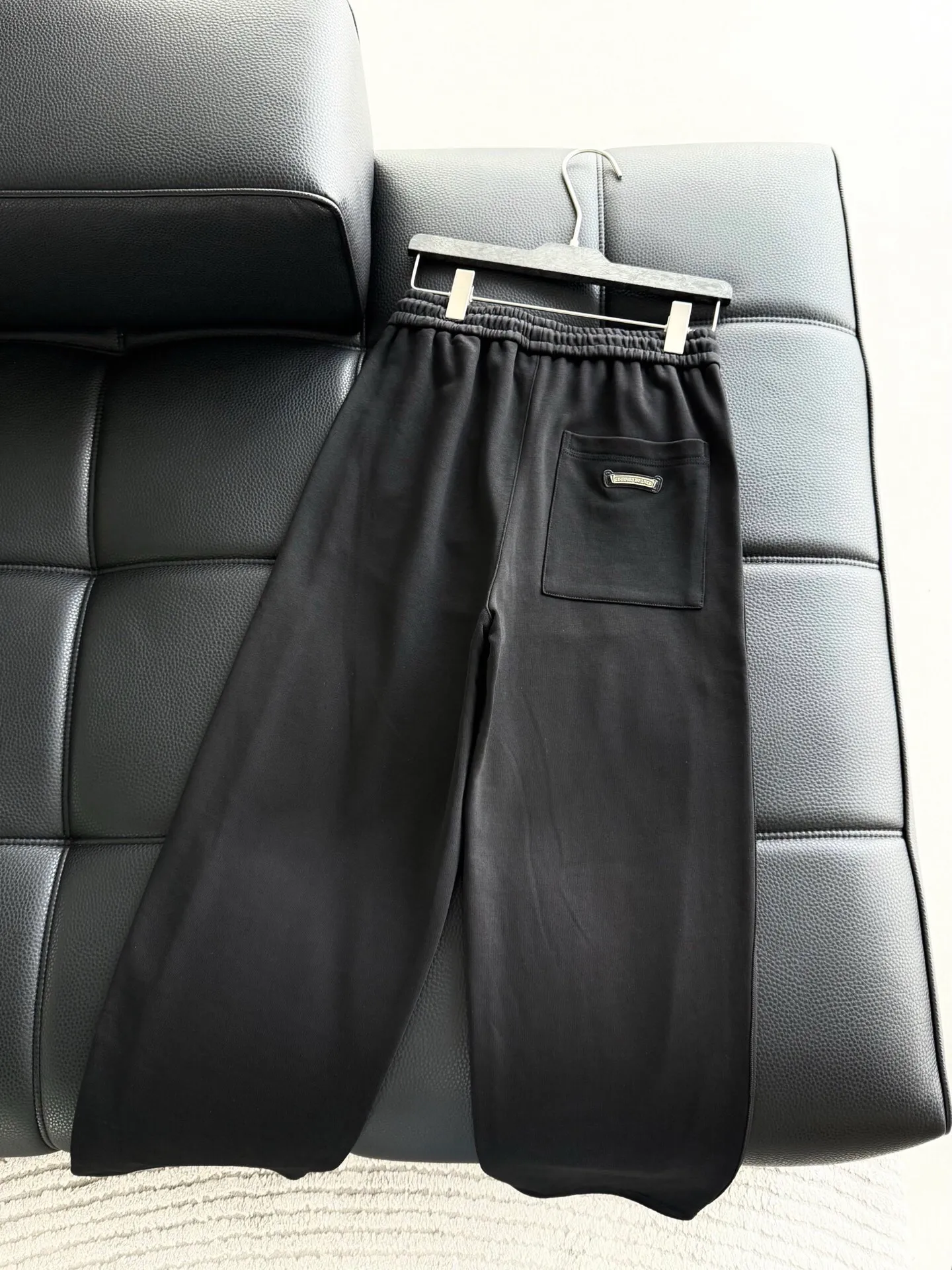 P506 💰 Chrome Chrome Heart with leather casual cotton trousers, new original cross with leather casual cotton trousers, vibe style niche high-waisted straight slim trousers. Chrome Heart’s classic cross is expressed in the form of a label, and the customized hardware does not have a bit of a rustic feel. It is luxurious without losing its connotation. The fit is perfect, super soft and skin-friendly after washing, and the whole pair of pants has a cross design. Built by top heavy industry, this is a magic weapon you can’t miss!男女同款，小红书同款。  颜色:黑色 码数:m~3x 款号:3738